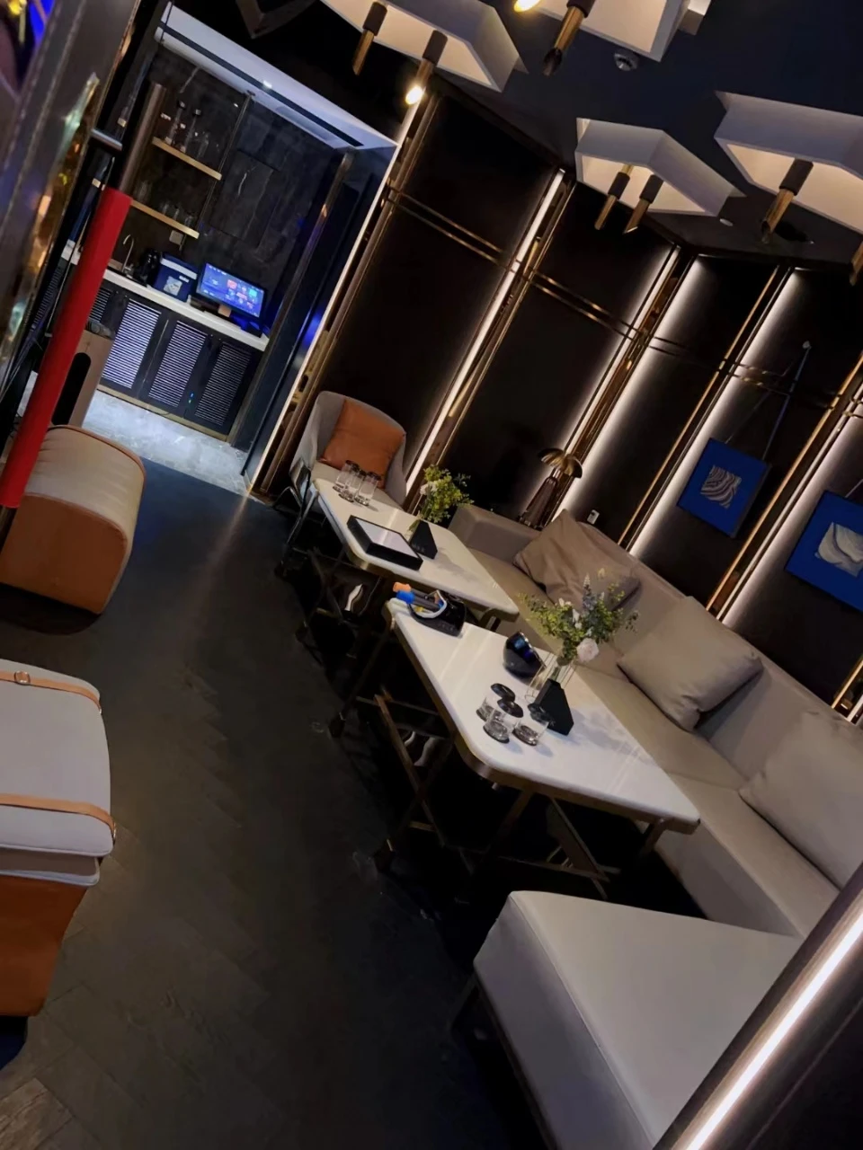 上海商务KTV甄选服务团队