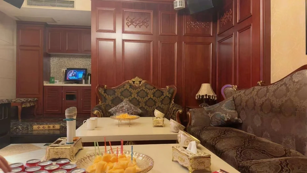 上海商务迪拜公馆KTV大厅奢华水晶吊灯折射璀璨光芒