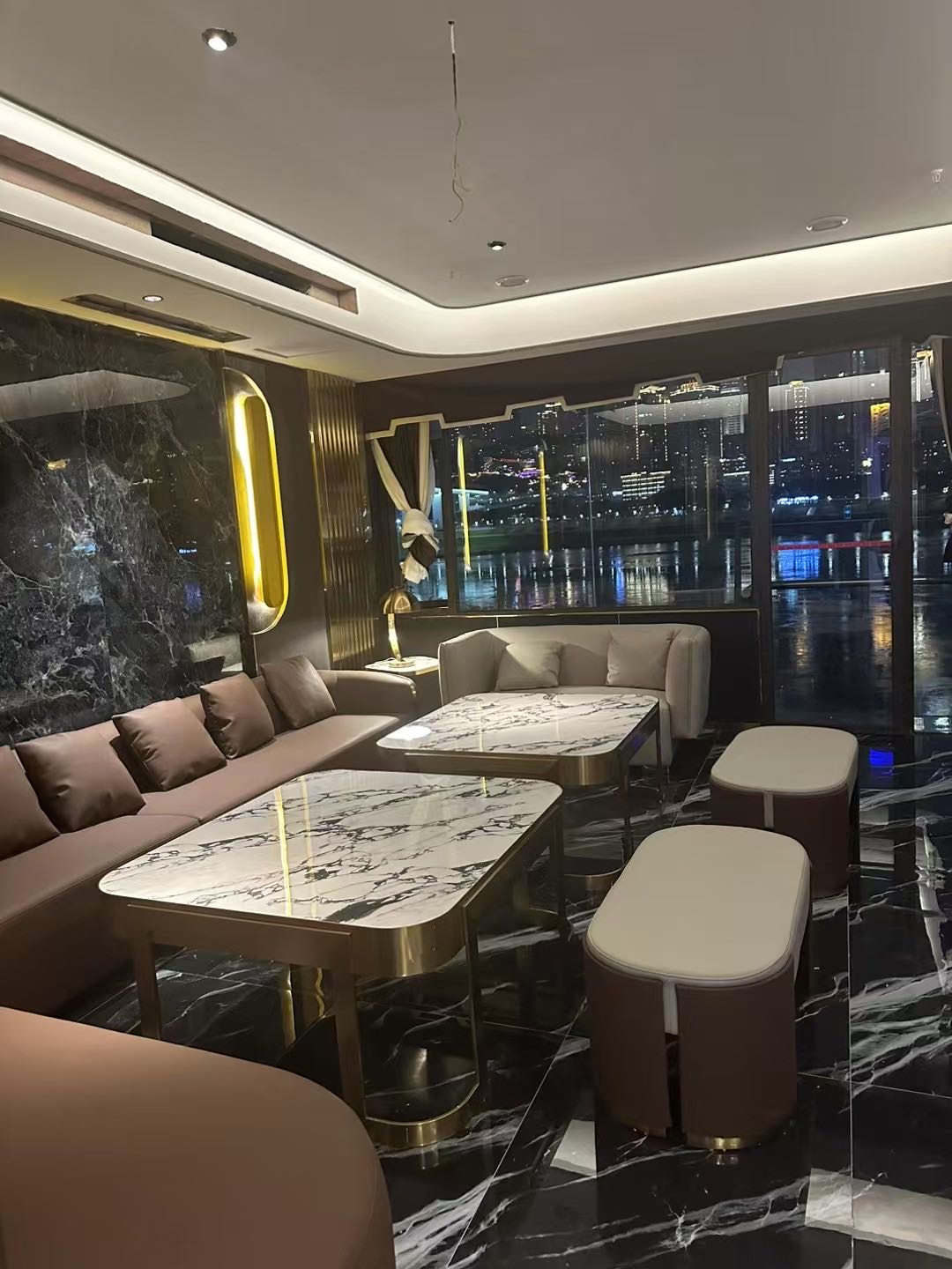 重庆南坪世纪会商务KTV江景包房宽敞沙发与霓虹夜景