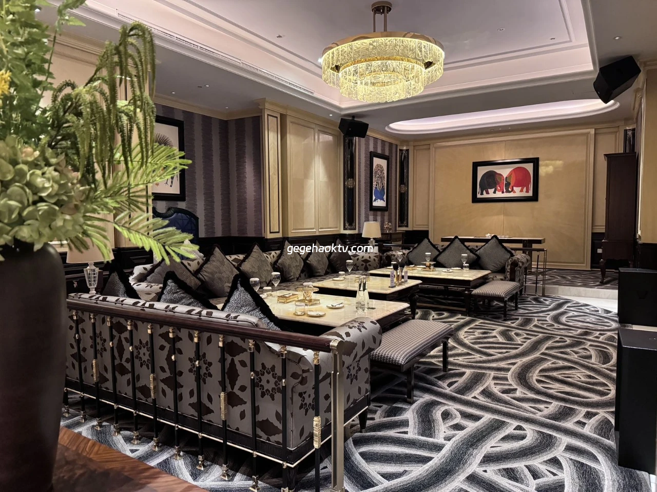 璀璨年代商务KTV酒水陈列墙