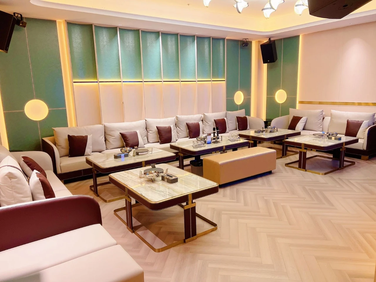 上海南美商务KTV大堂水晶吊灯璀璨夜景