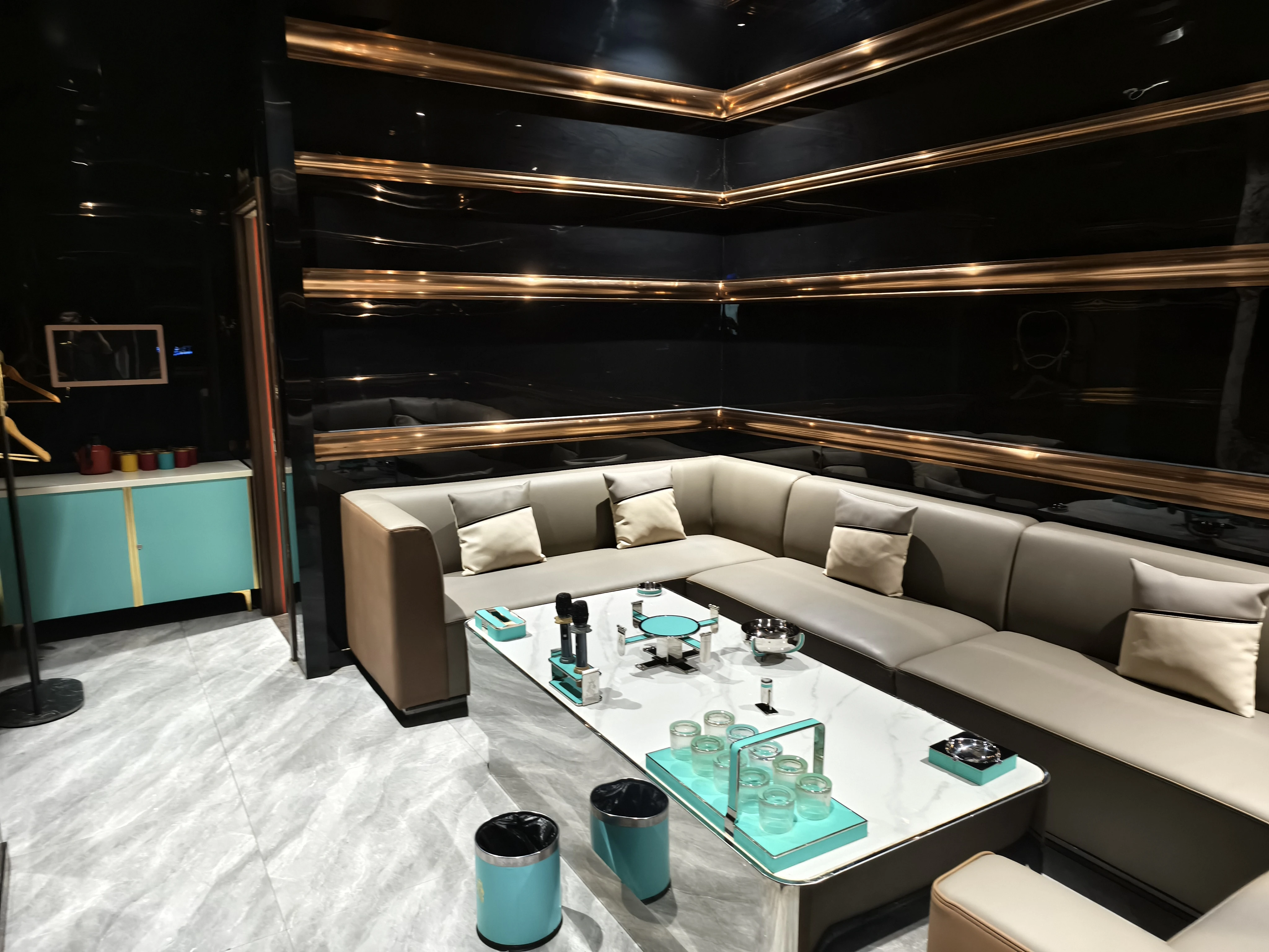 南京吉华商务KTV豪华包间灯光氛围