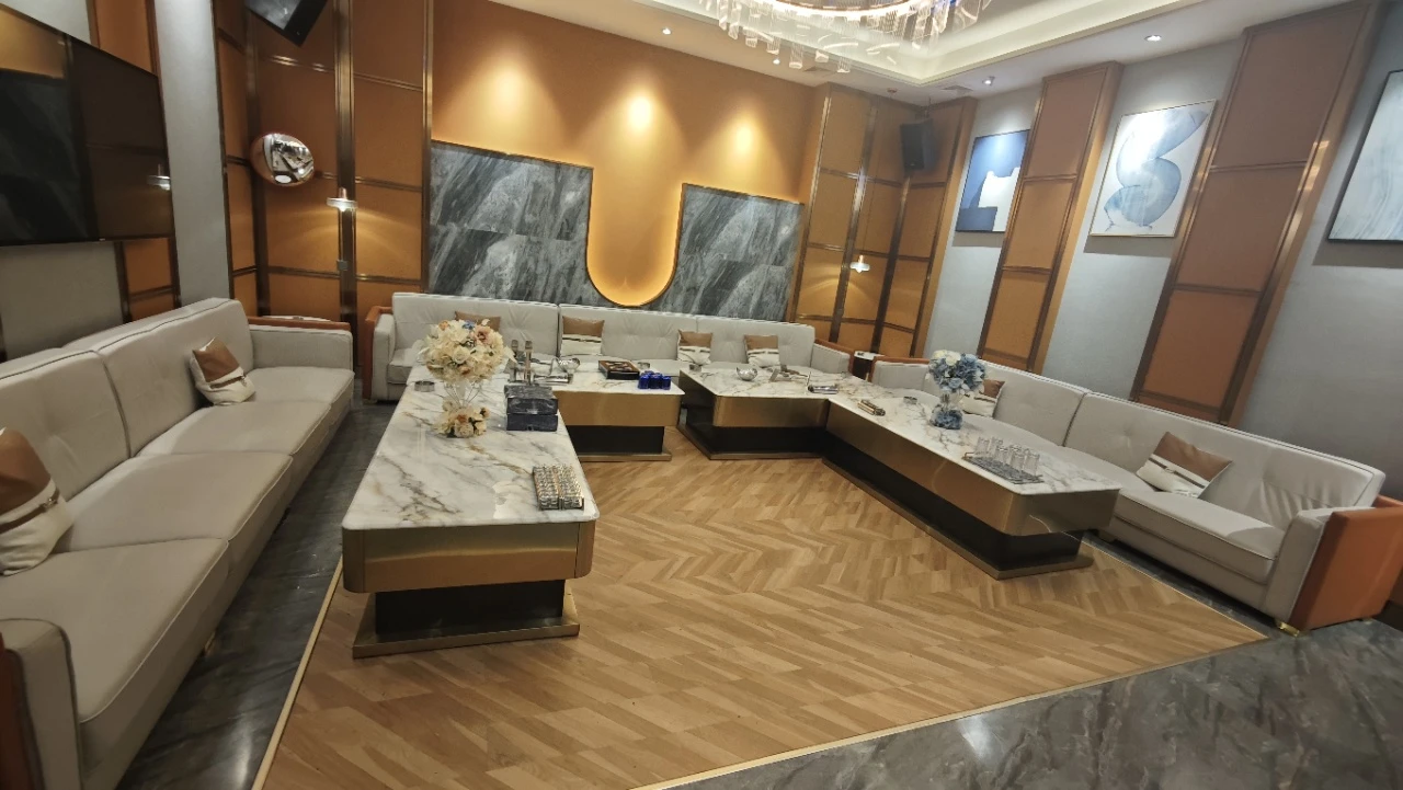 泉州丰泽区高端商务KTV预订_假日凤凰城女孩800起专车接送