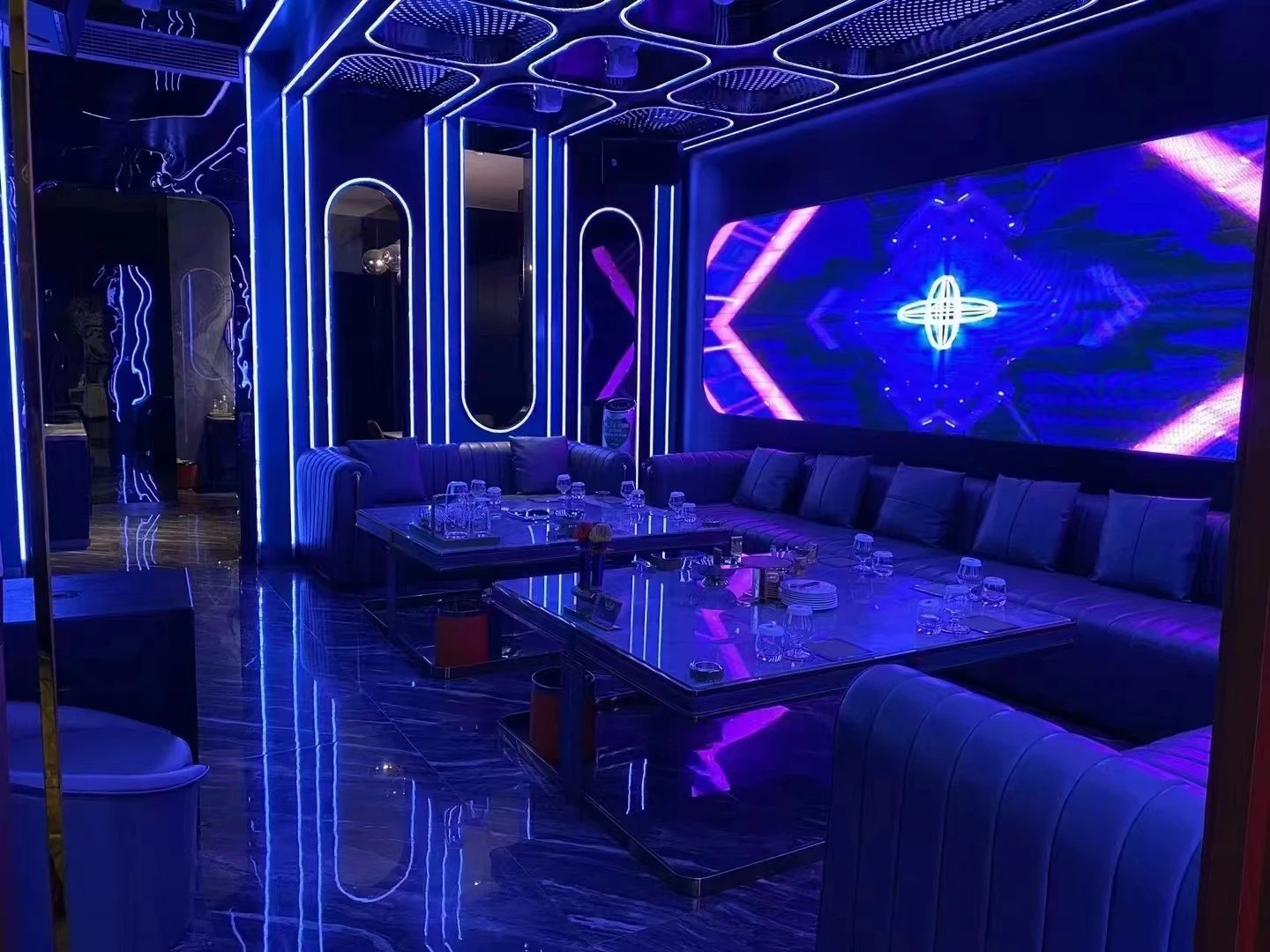 上海威尼斯公馆商务KTV江景包厢内部