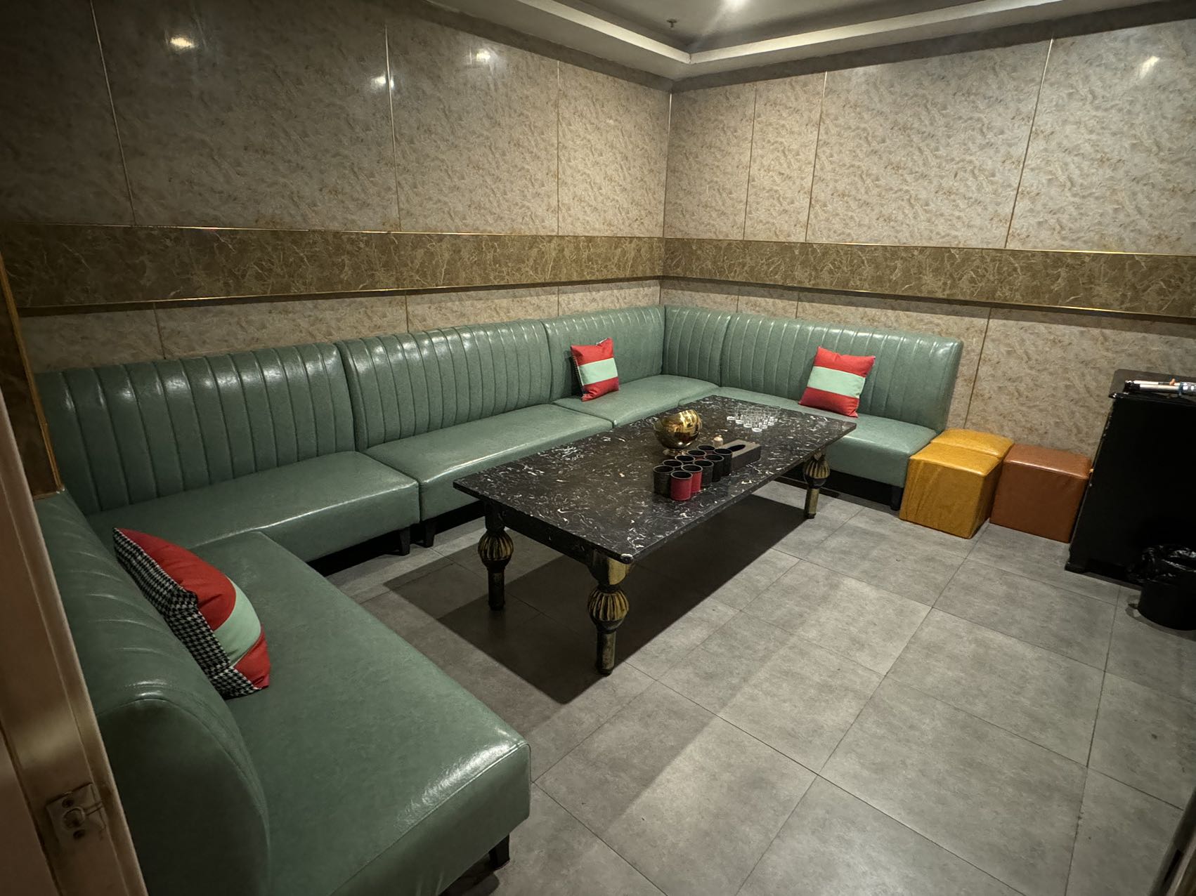 上海韦韦会所商务KTV预订｜虹梅路高端夜娱首选