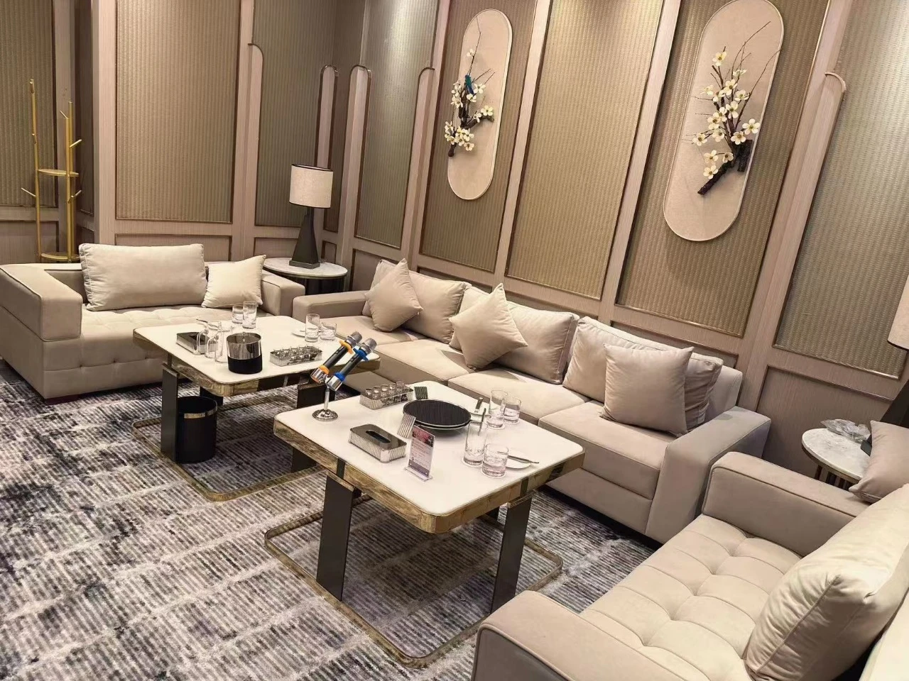 商务KTV酒水整齐排列