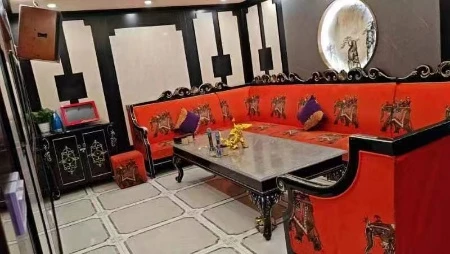 安妮卡商务KTV豪华包厢真皮沙发环绕,星光灯带点缀天花板