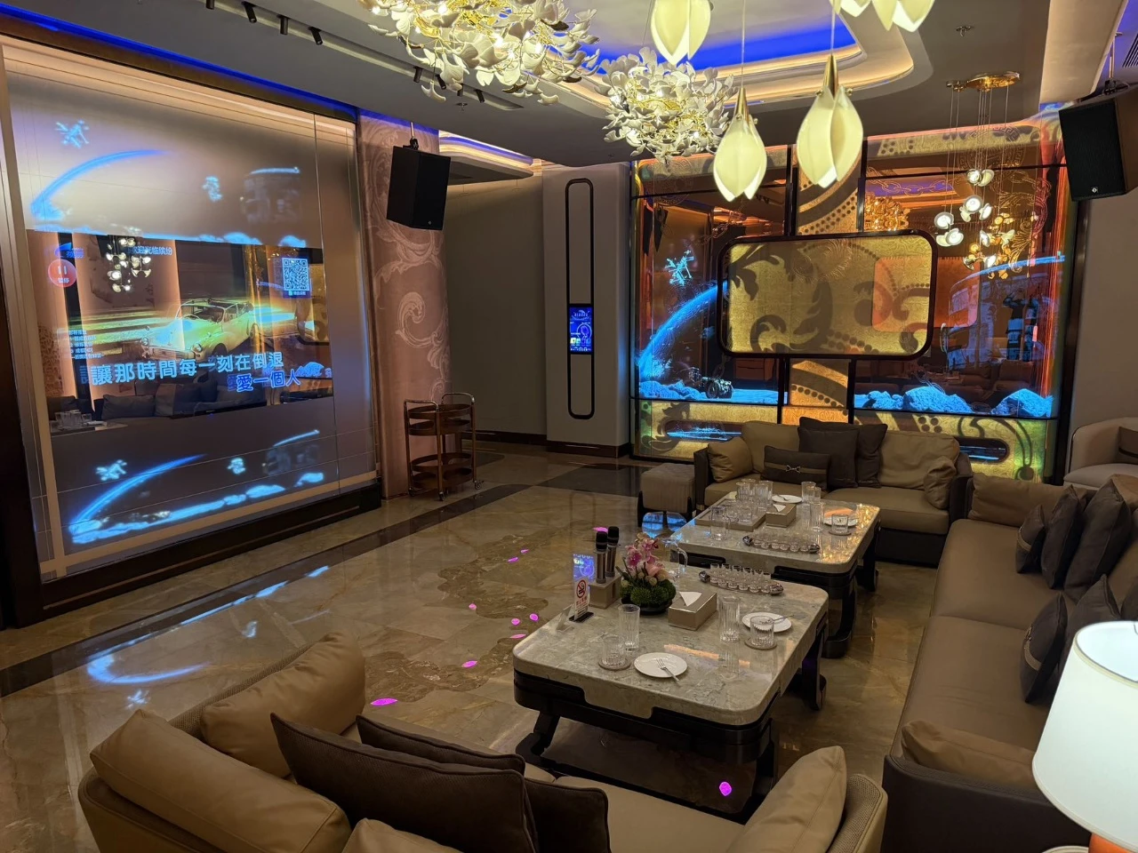 上海缤纷年代商务KTV外观夜景