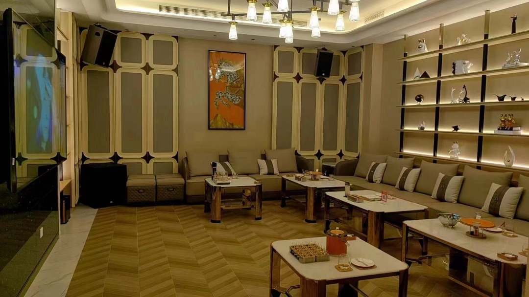 上海白金瀚宫商务KTV包厢内部星空顶与真皮沙发