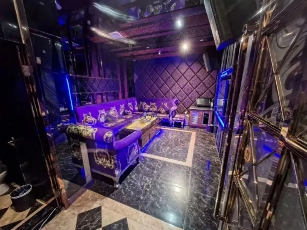 御都会商务KTV走廊艺术装置