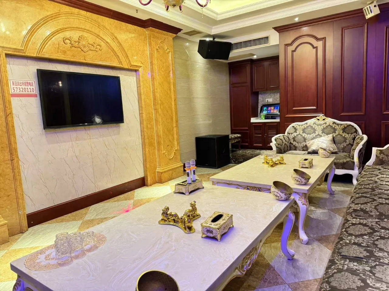 上海商务迪拜公馆KTV中型包厢真皮沙发与LED灯带营造动感氛围