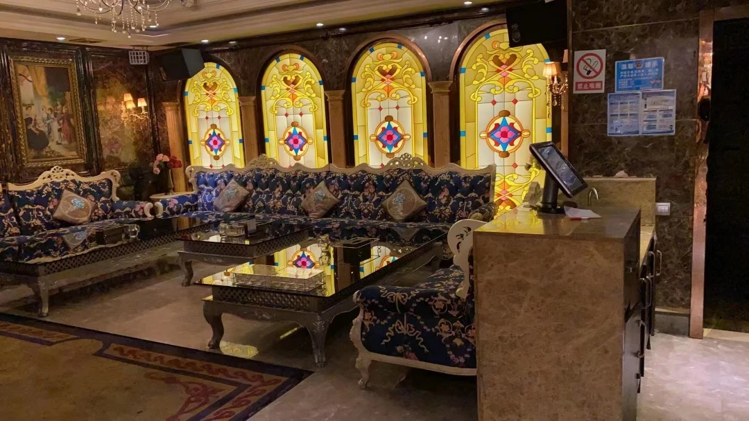 利豪国际商务KTV大厅华丽水晶吊灯