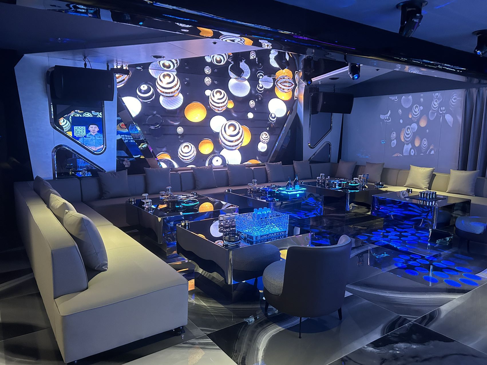 武汉赤红商务KTV：甄空游戏场，红雾里的夜航仪式