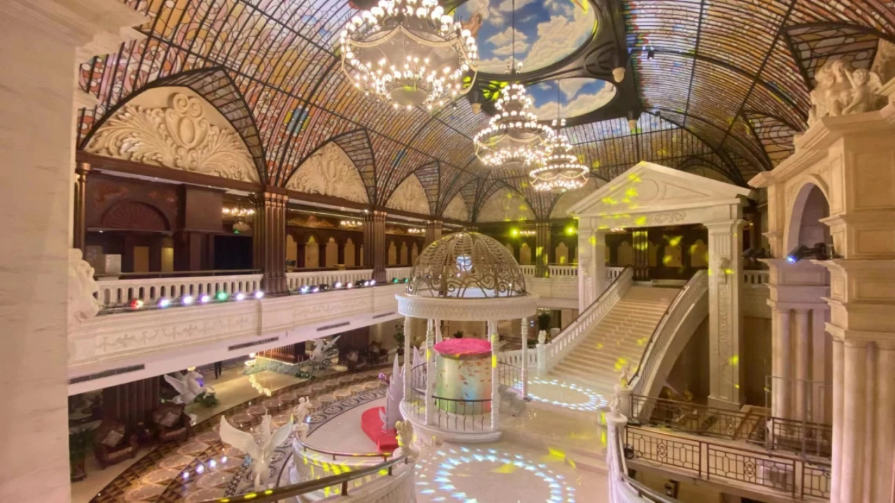 天津天钢商务KTV豪华走廊光影交错