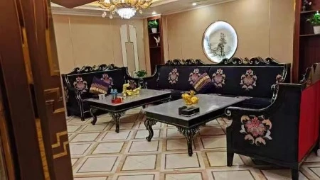 安妮卡商务KTV走廊光影艺术,深蓝霓虹与镜面交错延伸