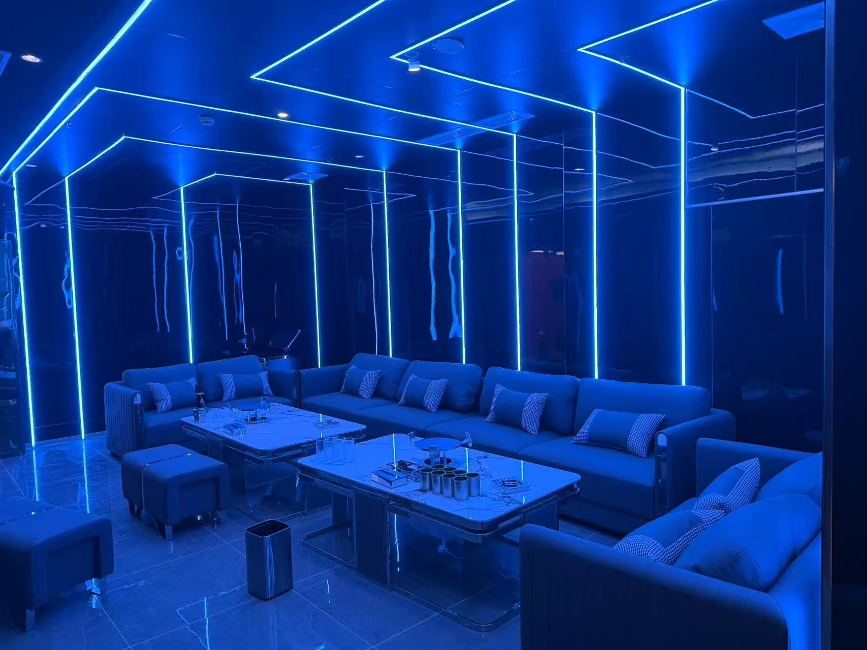 凤凰商务KTV门头夜景