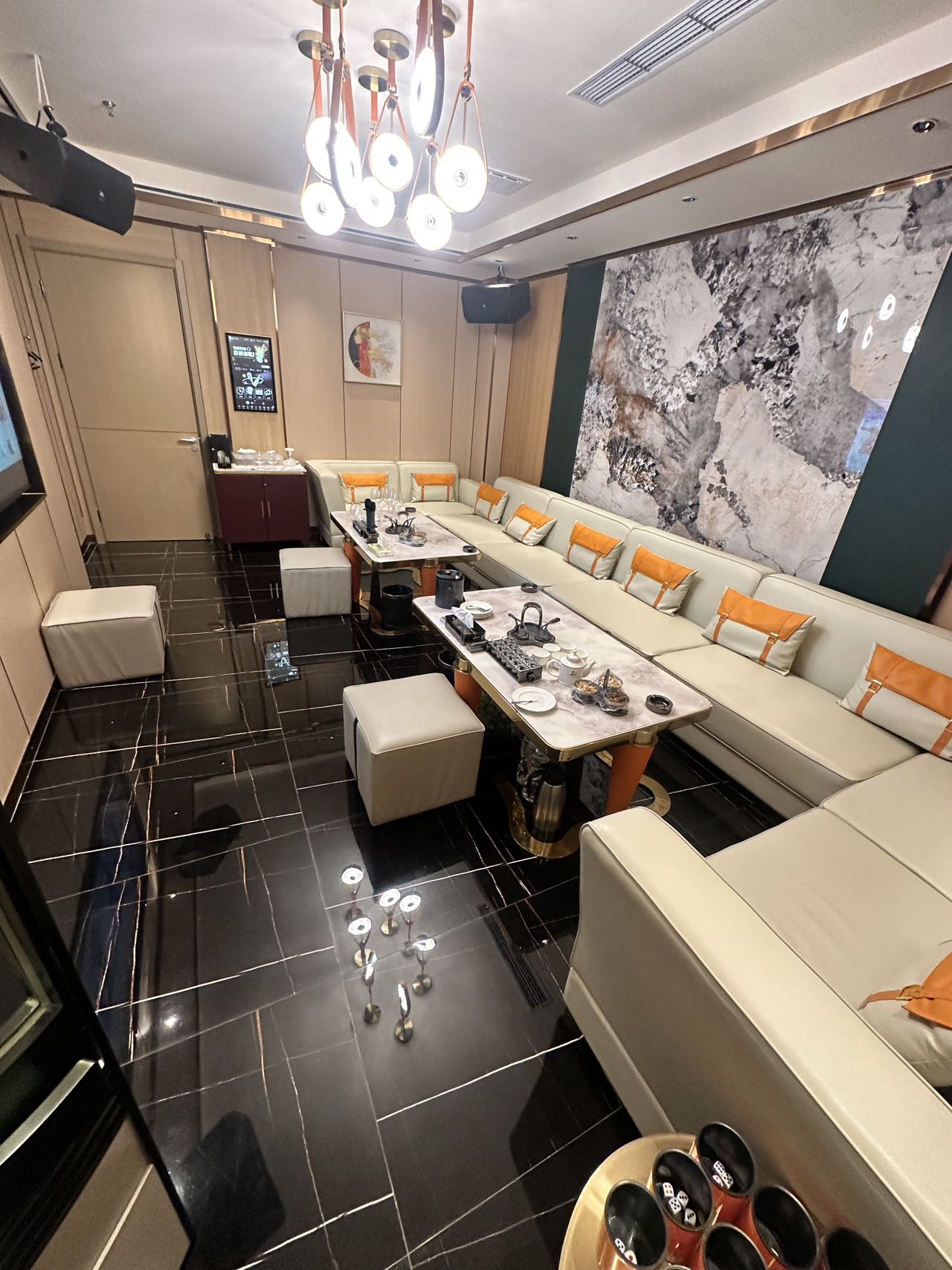 商丘商务KTV预定|假日包间秒锁，专车直达不迷路