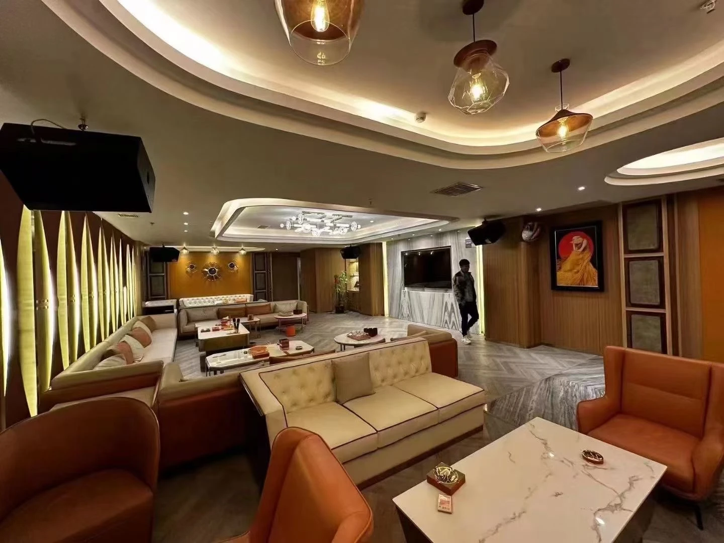 衡阳中建唯歌商务KTV|把喧嚣调成静音，把夜晚调成高清