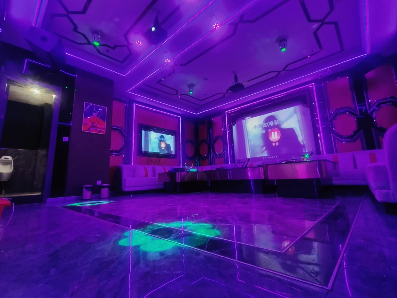 成都商务KTV预订鑫空汇娱乐会所中包房