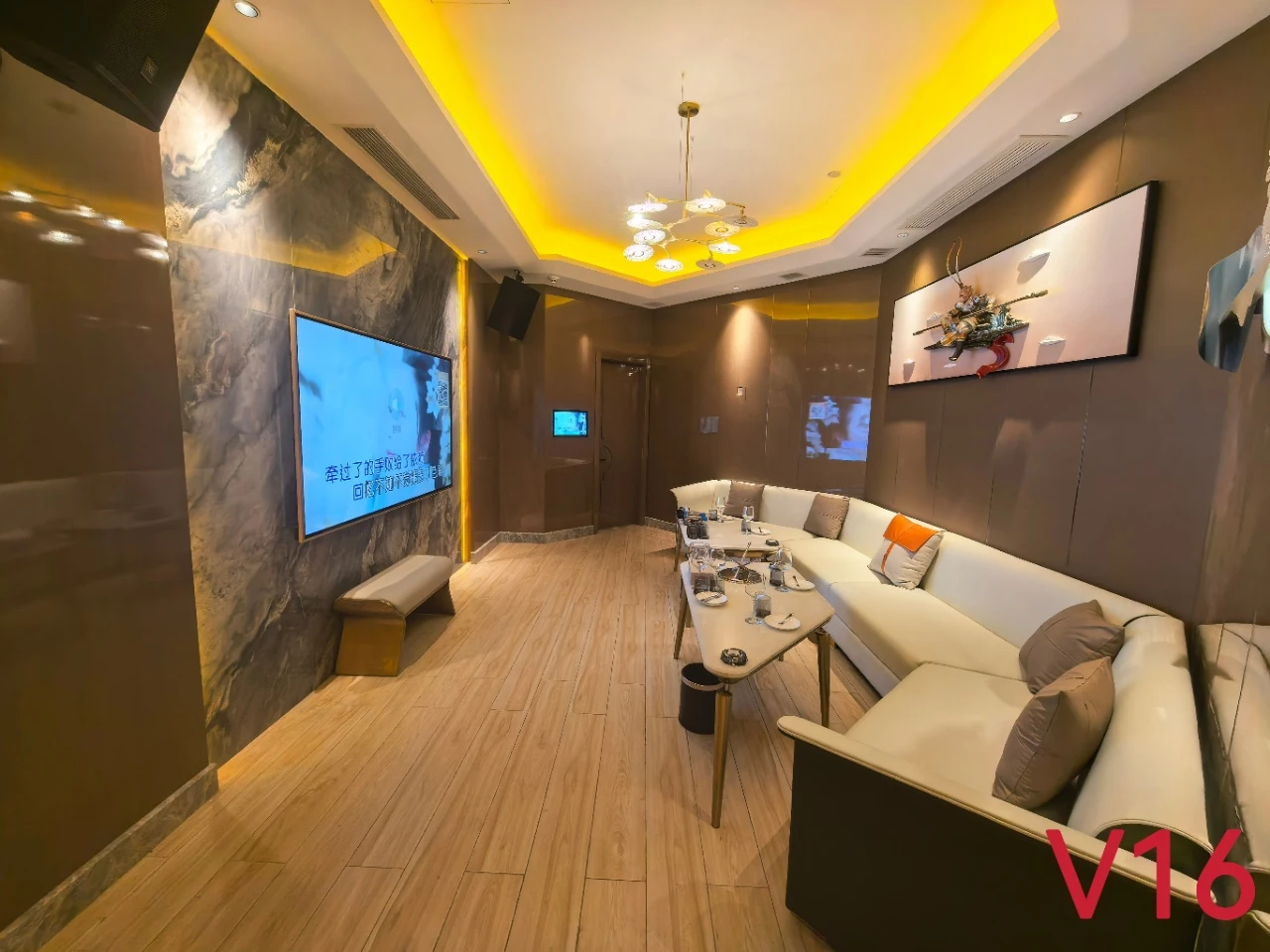 保定电谷首席公馆商务KTV预订：夜色与权杖的交汇