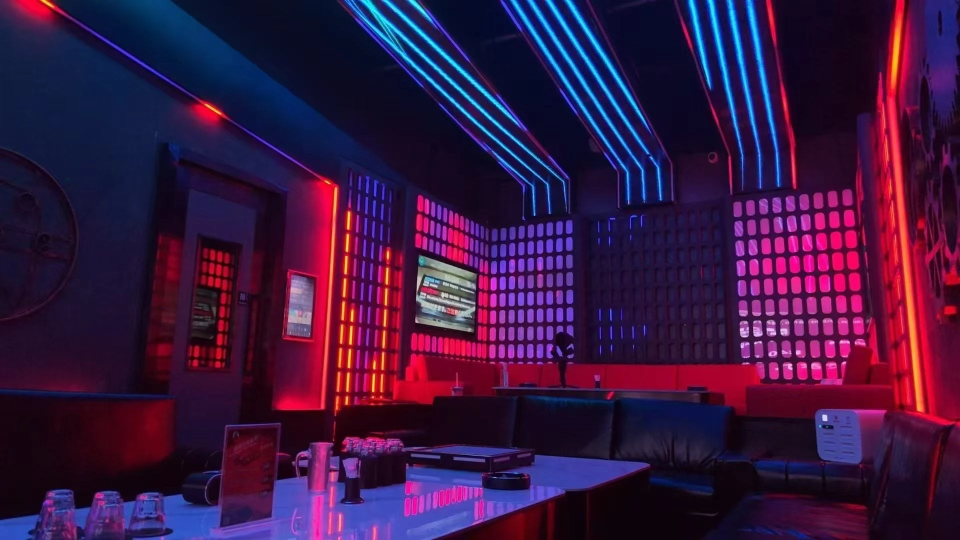 丽江商务KTV预订首选：丽江大世界商务KTV夜生活全攻略