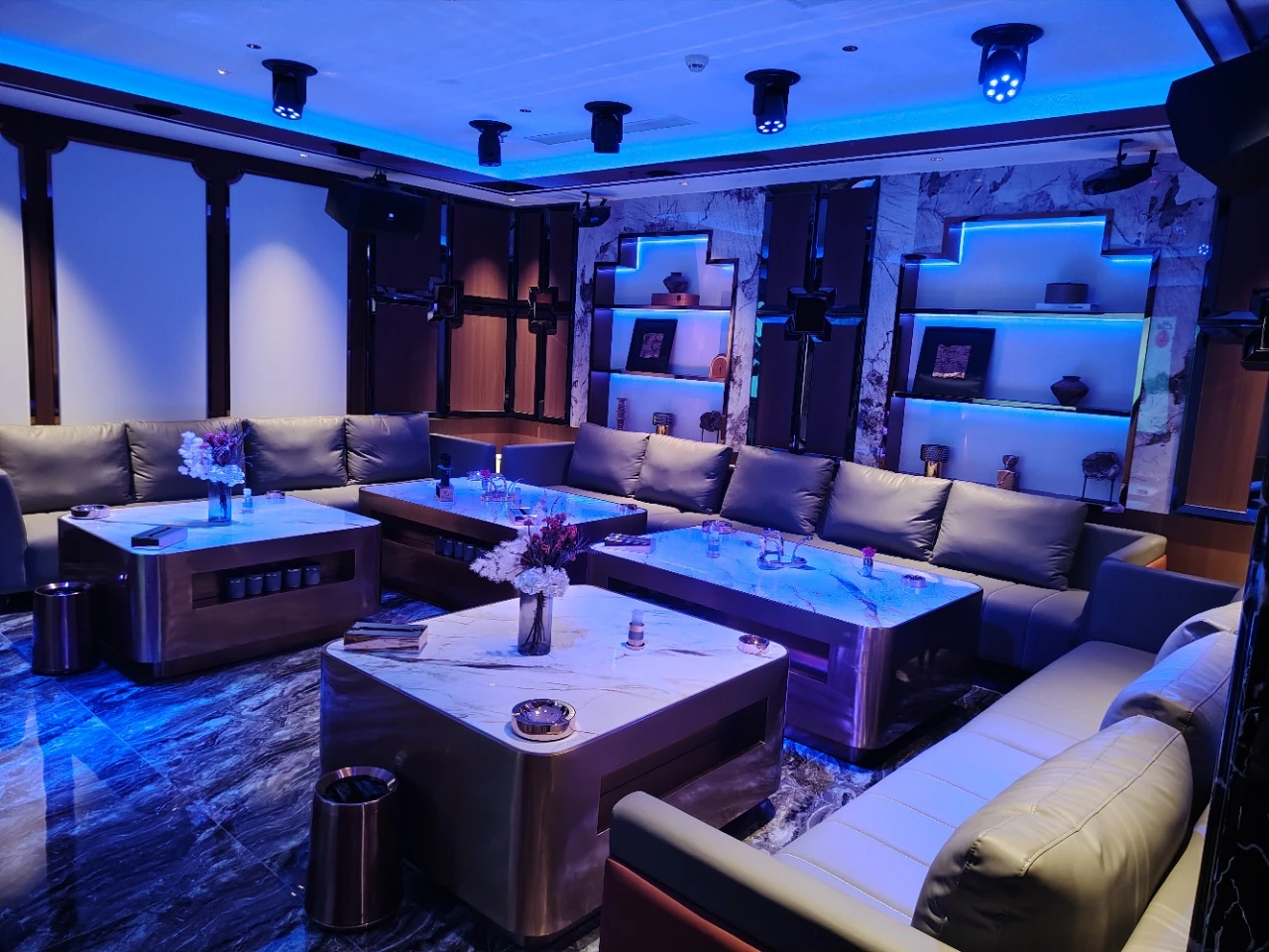 西宁一代佳人商务KTV预订：夜晚就该如此闪耀