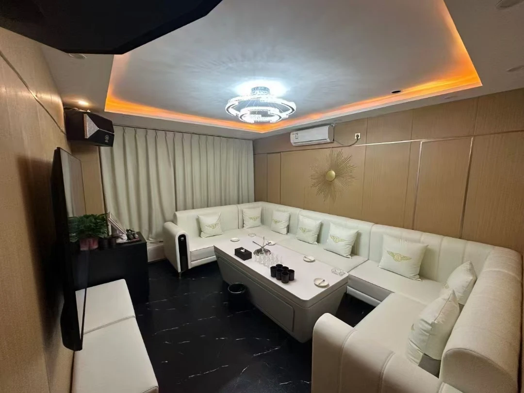 西宁商务宝丽金KTV包厢预订|免费专车接送·深夜不打烊