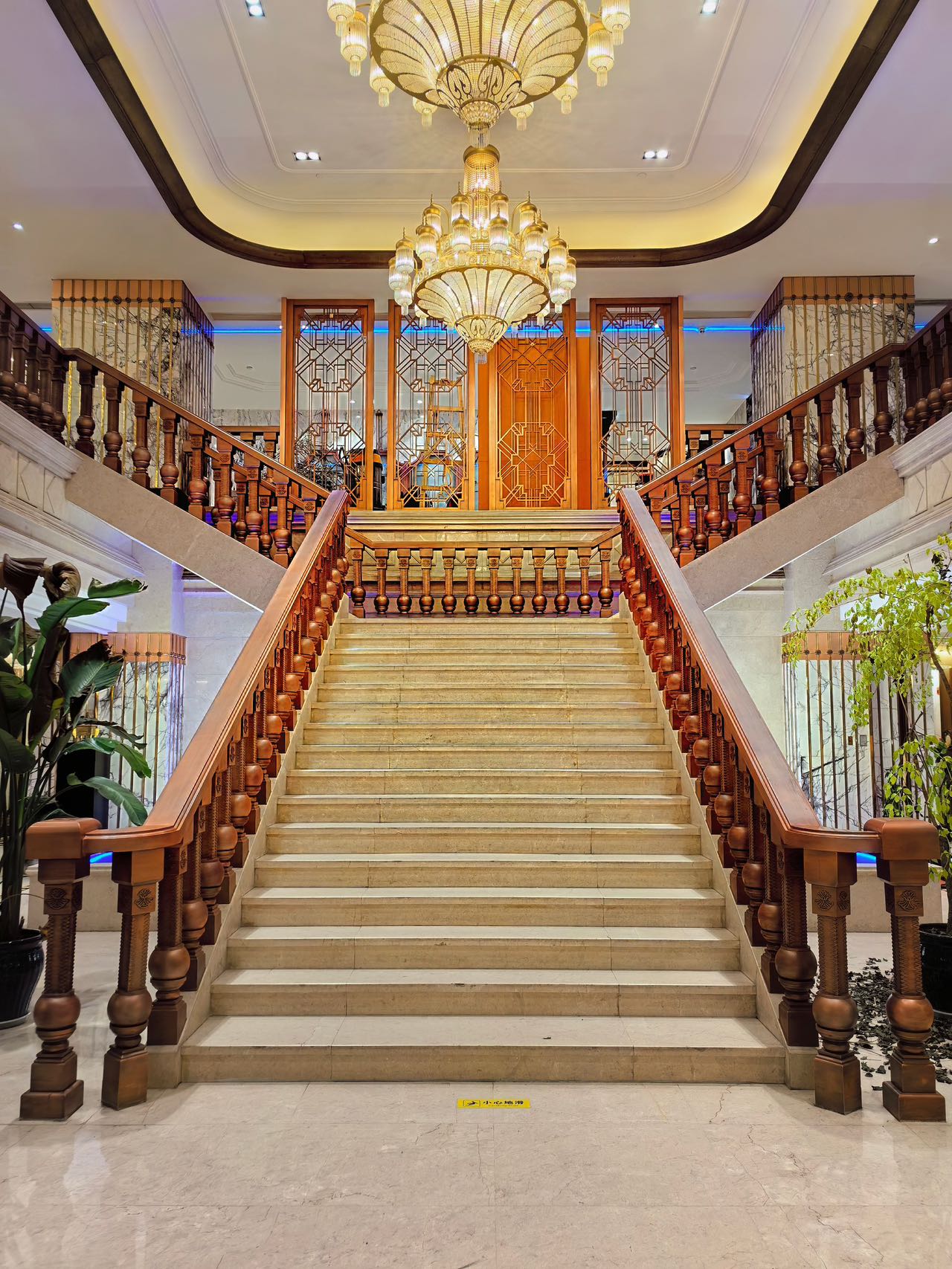 宜昌优畅商务KTV预订：城市夜色中的灵魂合唱